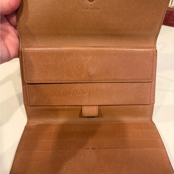 Louis Vuitton Classic Monogram Wallet. - Picture 4 of 13